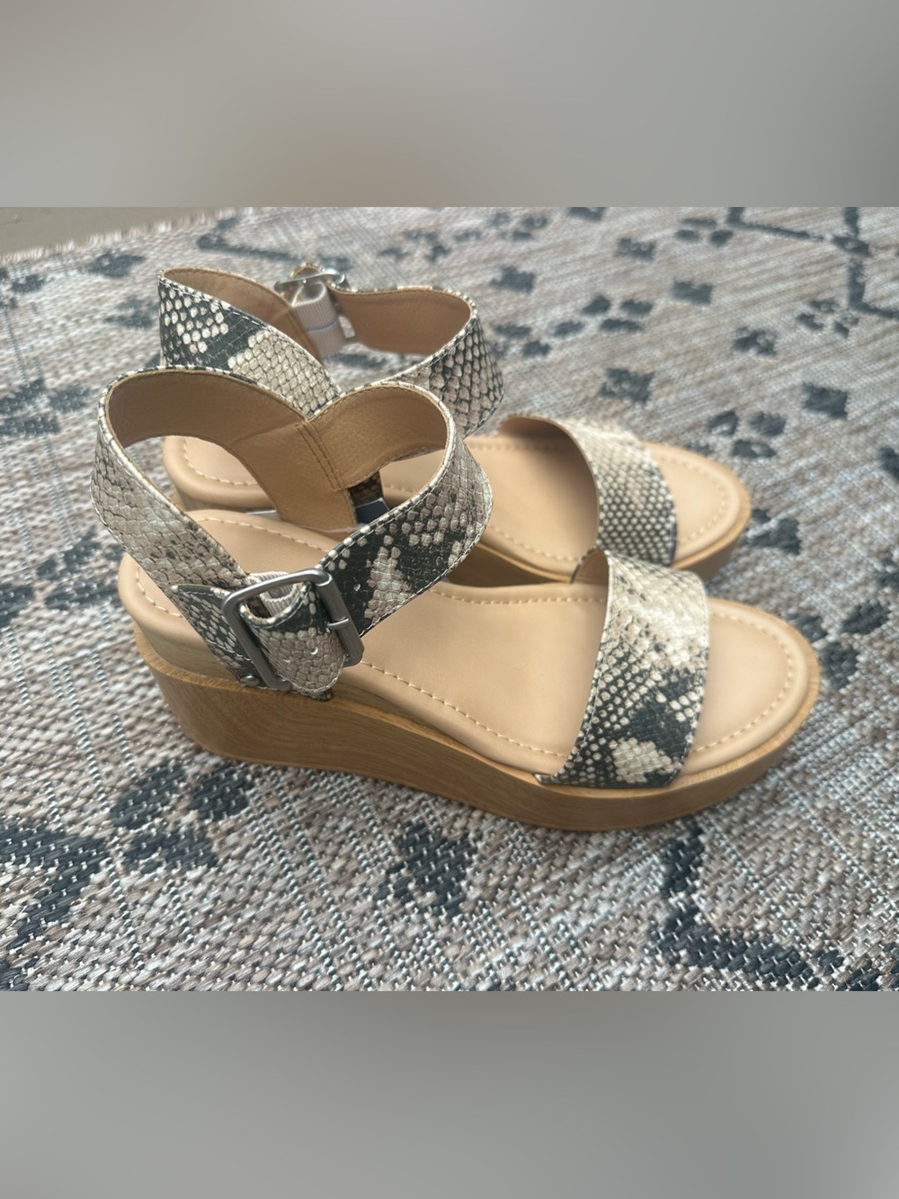 BNWT Universal Thread Women’s Snake-Print Wedge Sandals - Neutral size 8.5